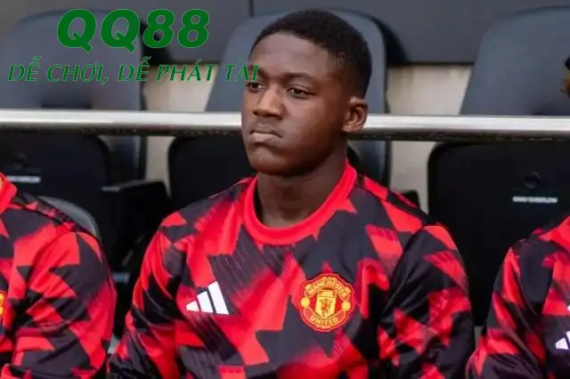 Hình ảnh Kobbie Mainoo ngồi im trên ghế dự bị đang trở nên quá quen thuộc ở mùa giải năm nay. Hình ảnh Kobbie Mainoo ngồi im trên ghế dự bị đang trở nên quá quen thuộc ở mùa giải năm nay.